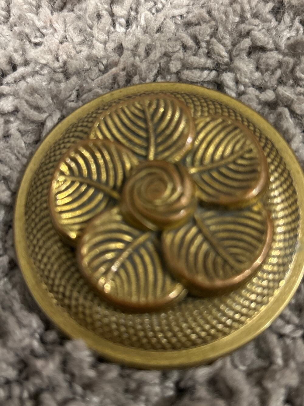 Vintage vintage metal Brooch (2.5 inches round)